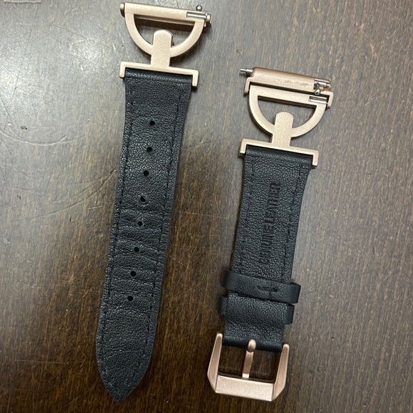 Fitbit smartwatch black genuine leather strap - Picture 2 of 2